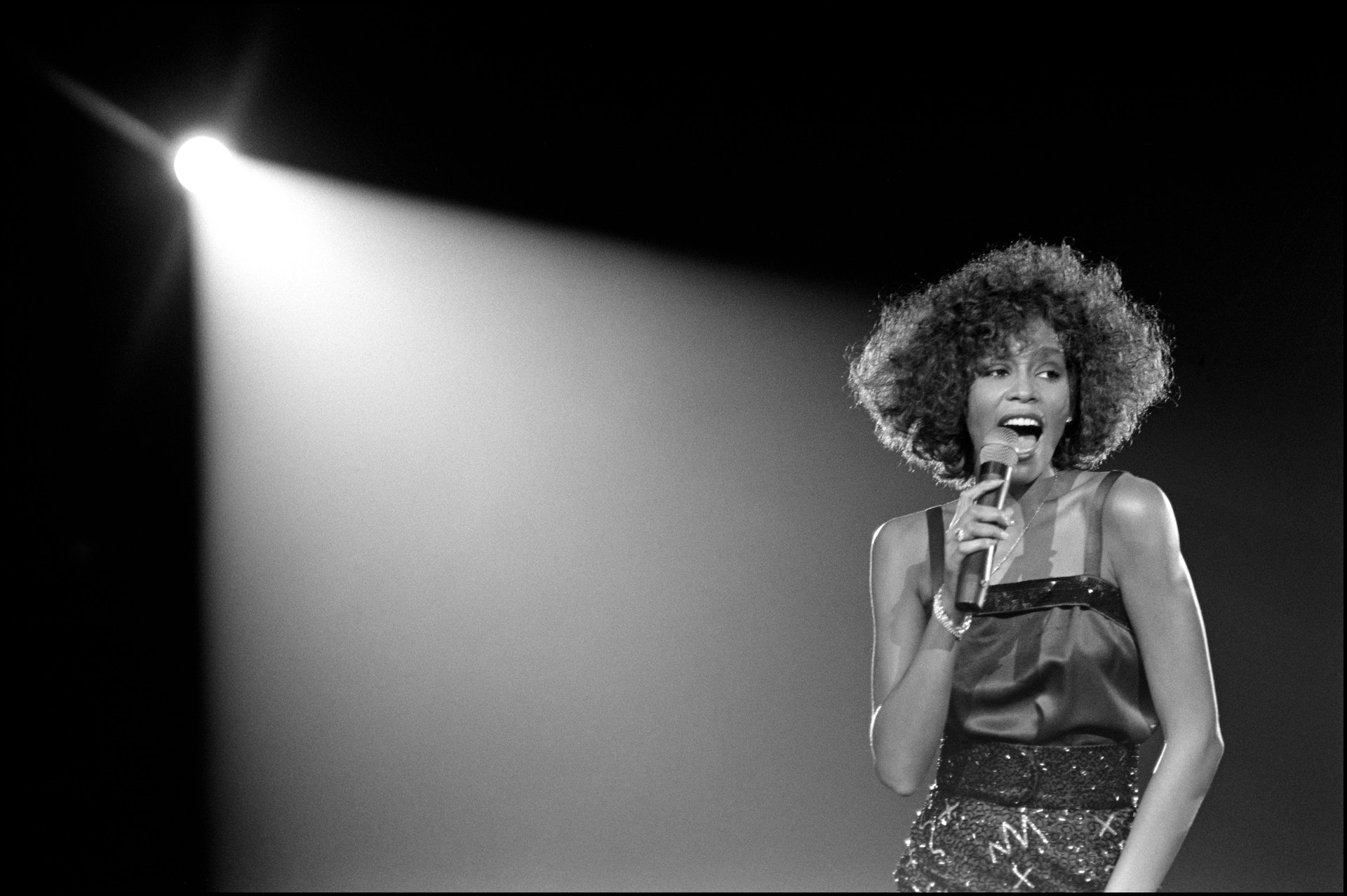 Whitney-Houston-performing-at-Wembley-Arena-London-5-May-1988.-Photograph--David-Corio.jpg